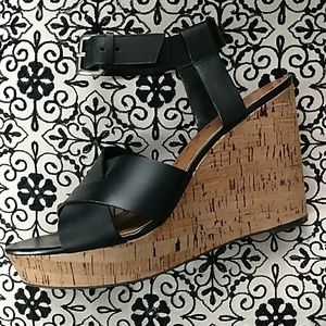 New Tahari platform sandals size 9